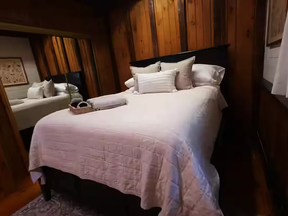 bedroom 1 - queen bed and closet