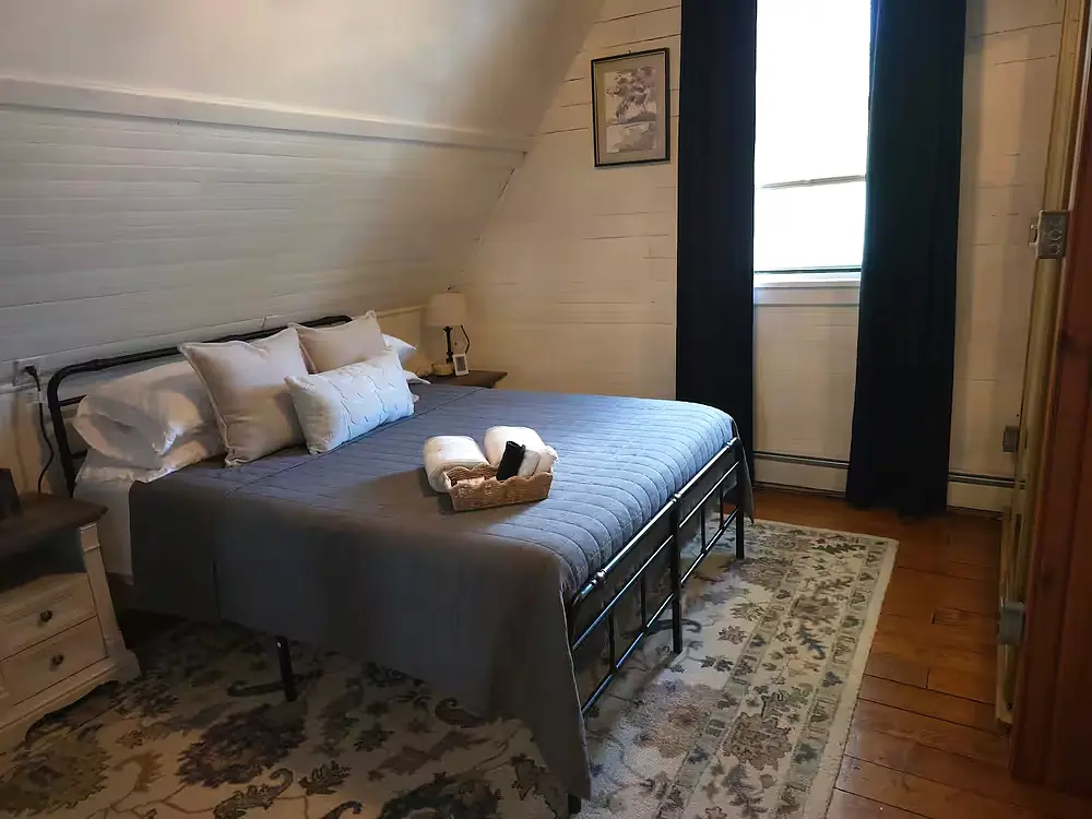 Queen bed - bedroom 2