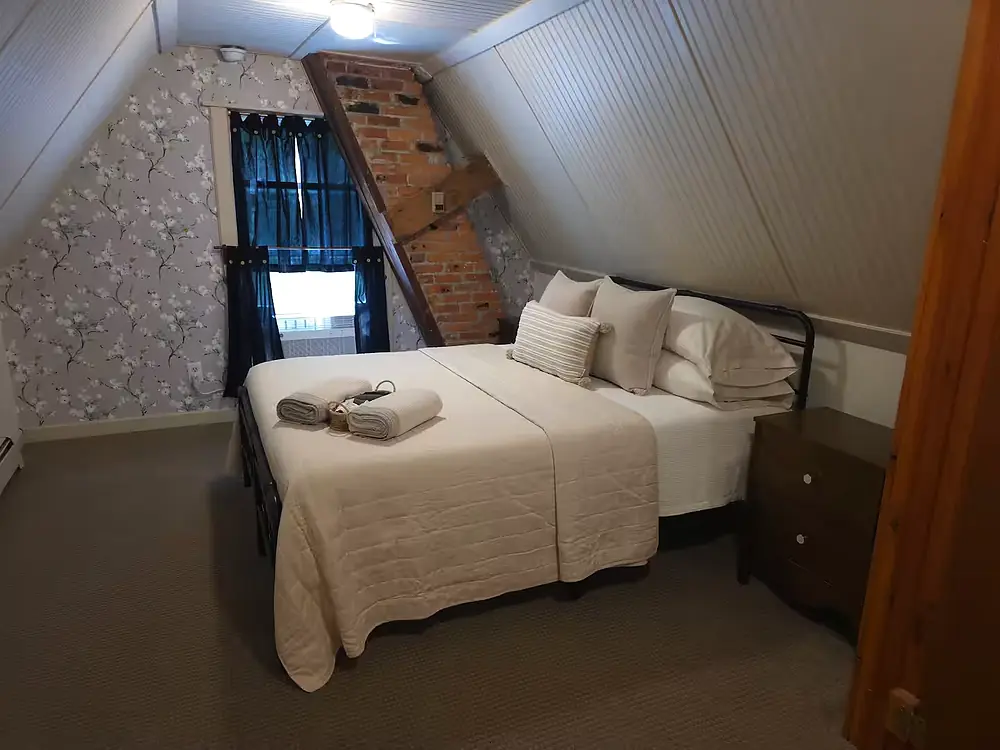Queen bed in bedroom 3